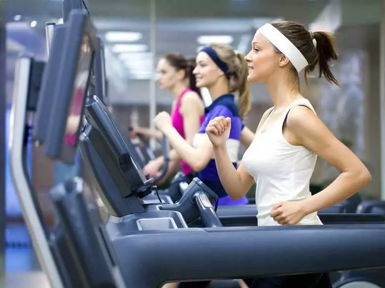 Rezygnacja z ruchu przy SM może pogłębiać osłabienie. Jak ćwiczyć bezpiecznie?