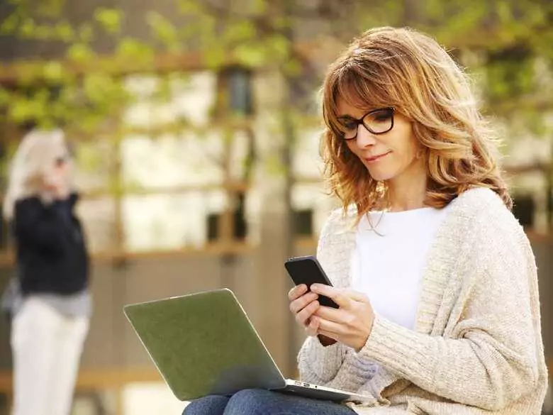„Smartfonowy kark” staje się chorobą naszych czasów