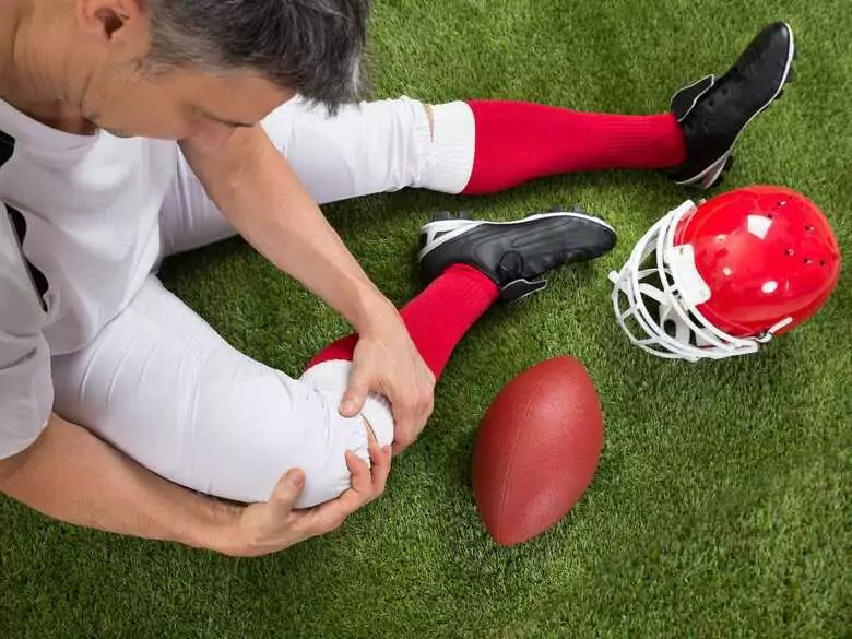 Urazy stawu skokowego to nie tylko domena sportowców. Jak się nie uszkodzić w codziennym życiu?