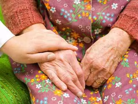 Choroba Alzheimera a agresja – przyczyny, zapobieganie i łagodzenie objawów